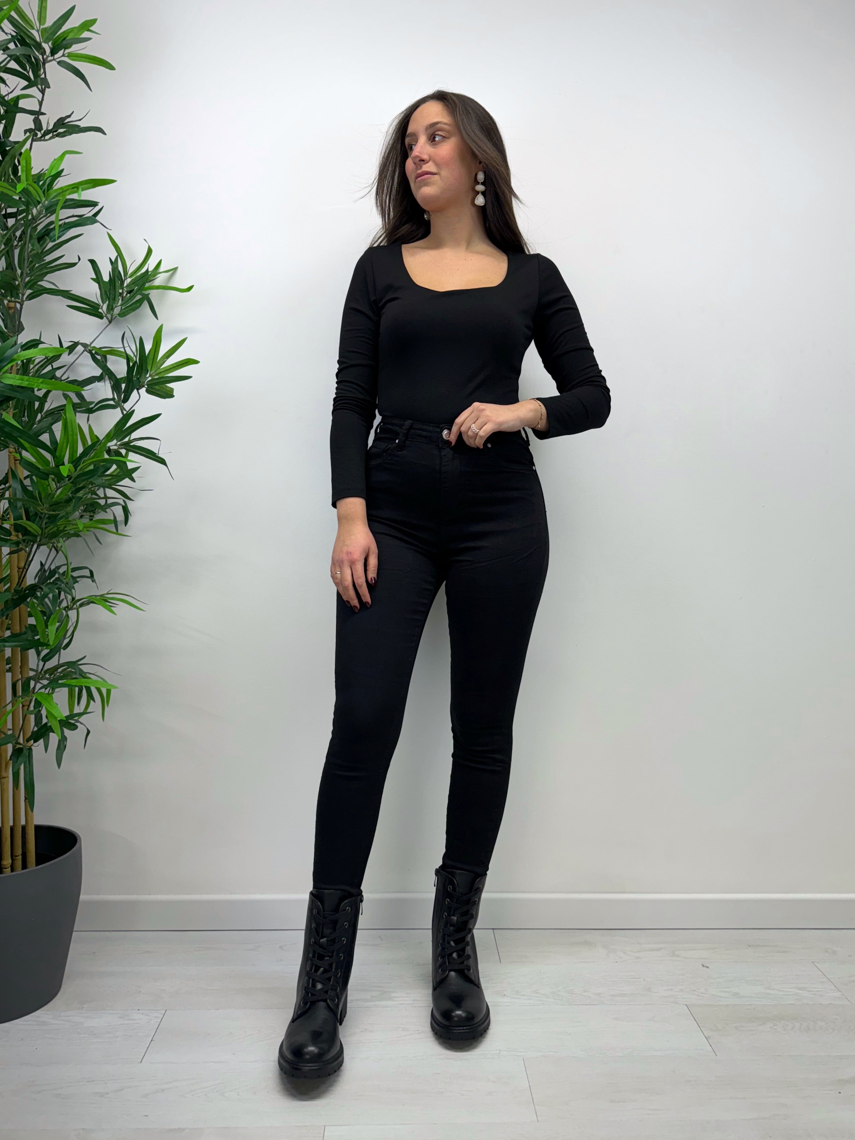 Skinny jeans neri a vita alta