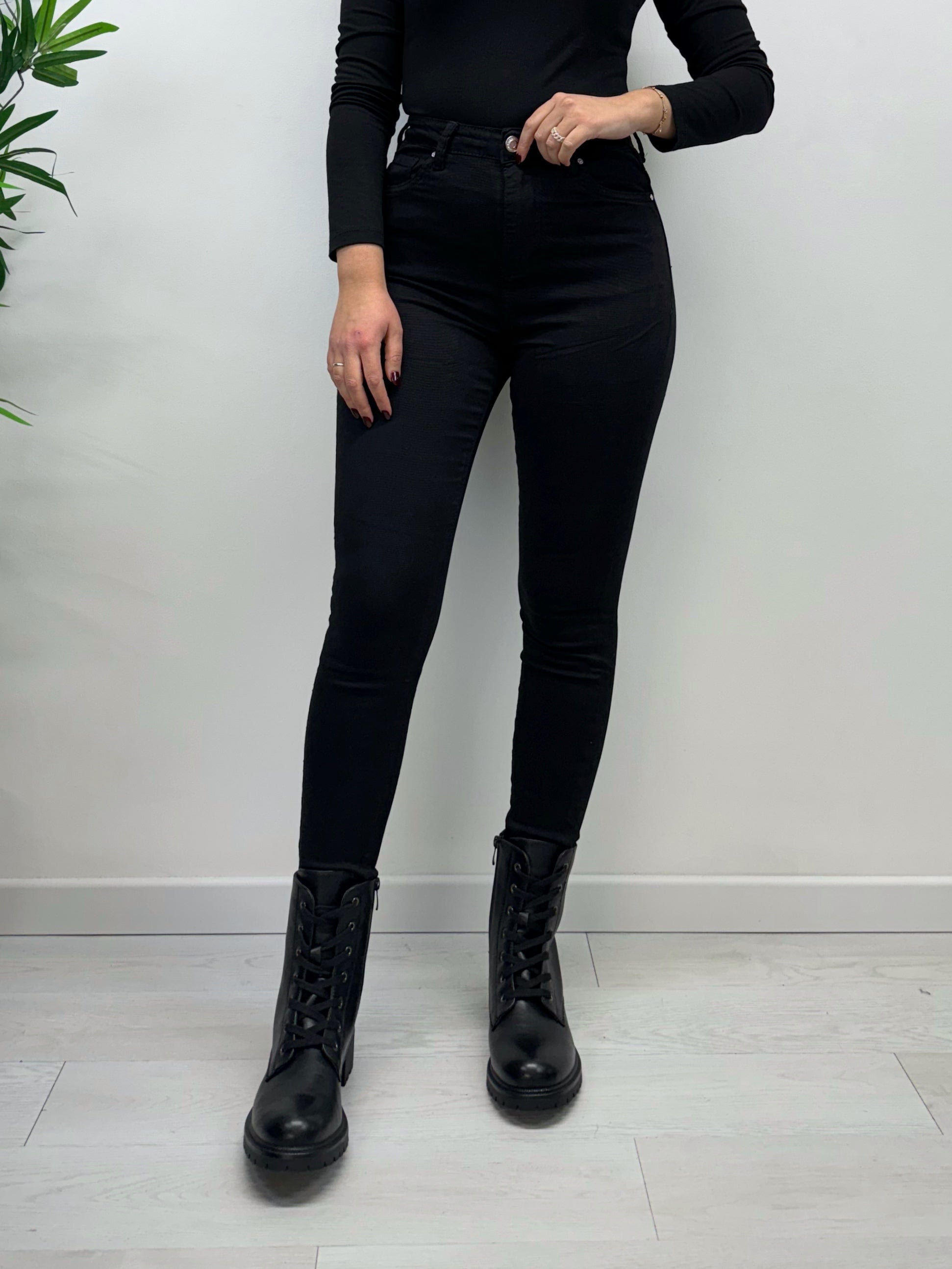 Skinny jeans neri a vita alta