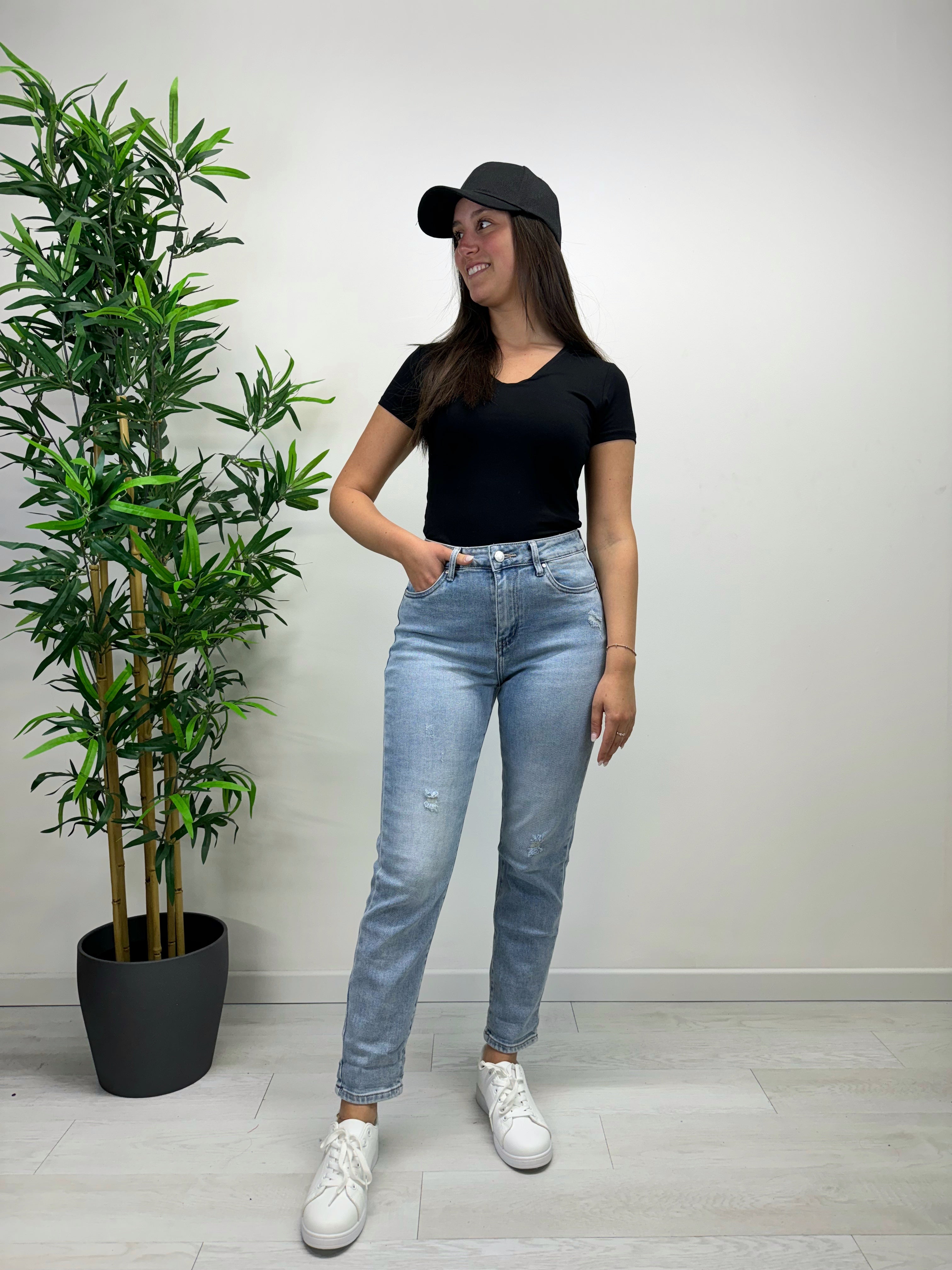 Jeans momfit con strappi