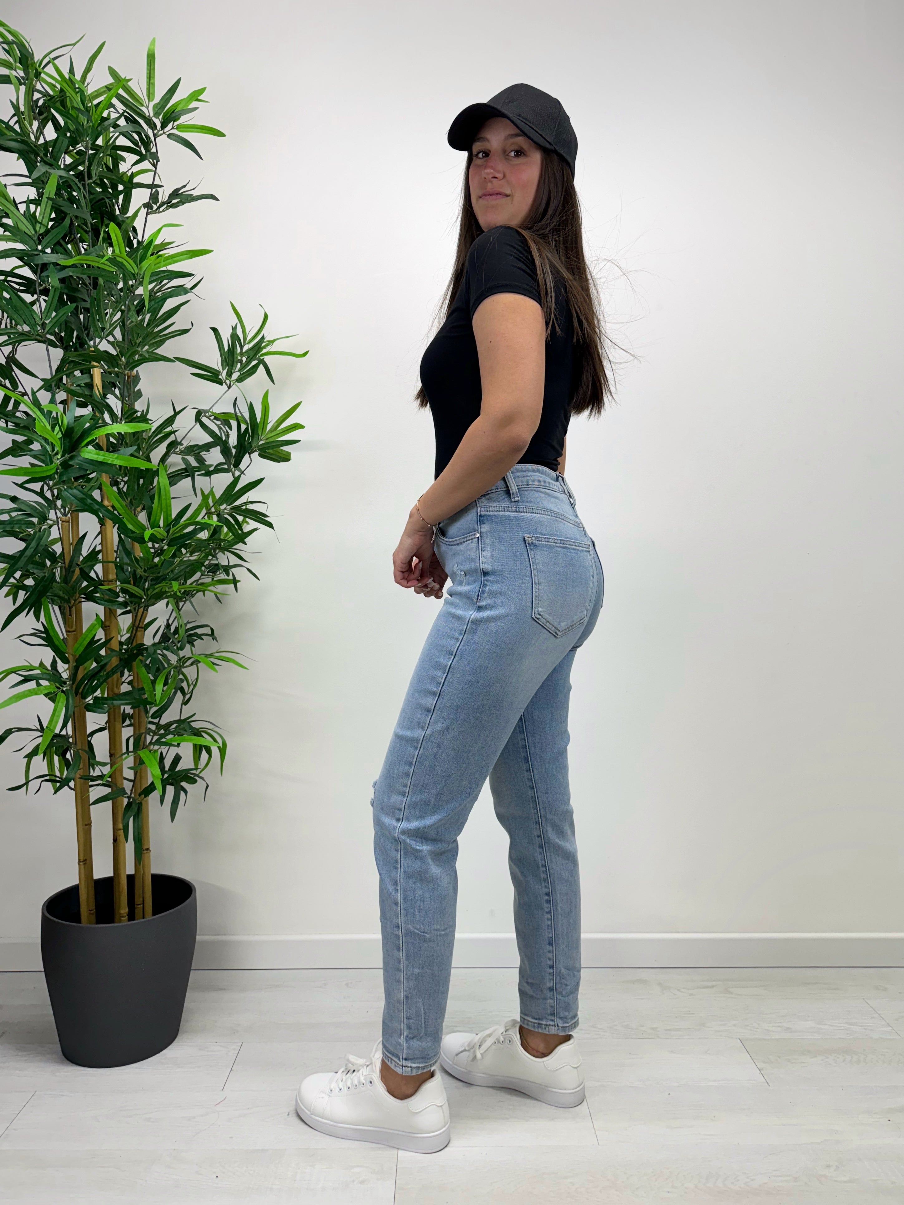 Jeans momfit con strappi