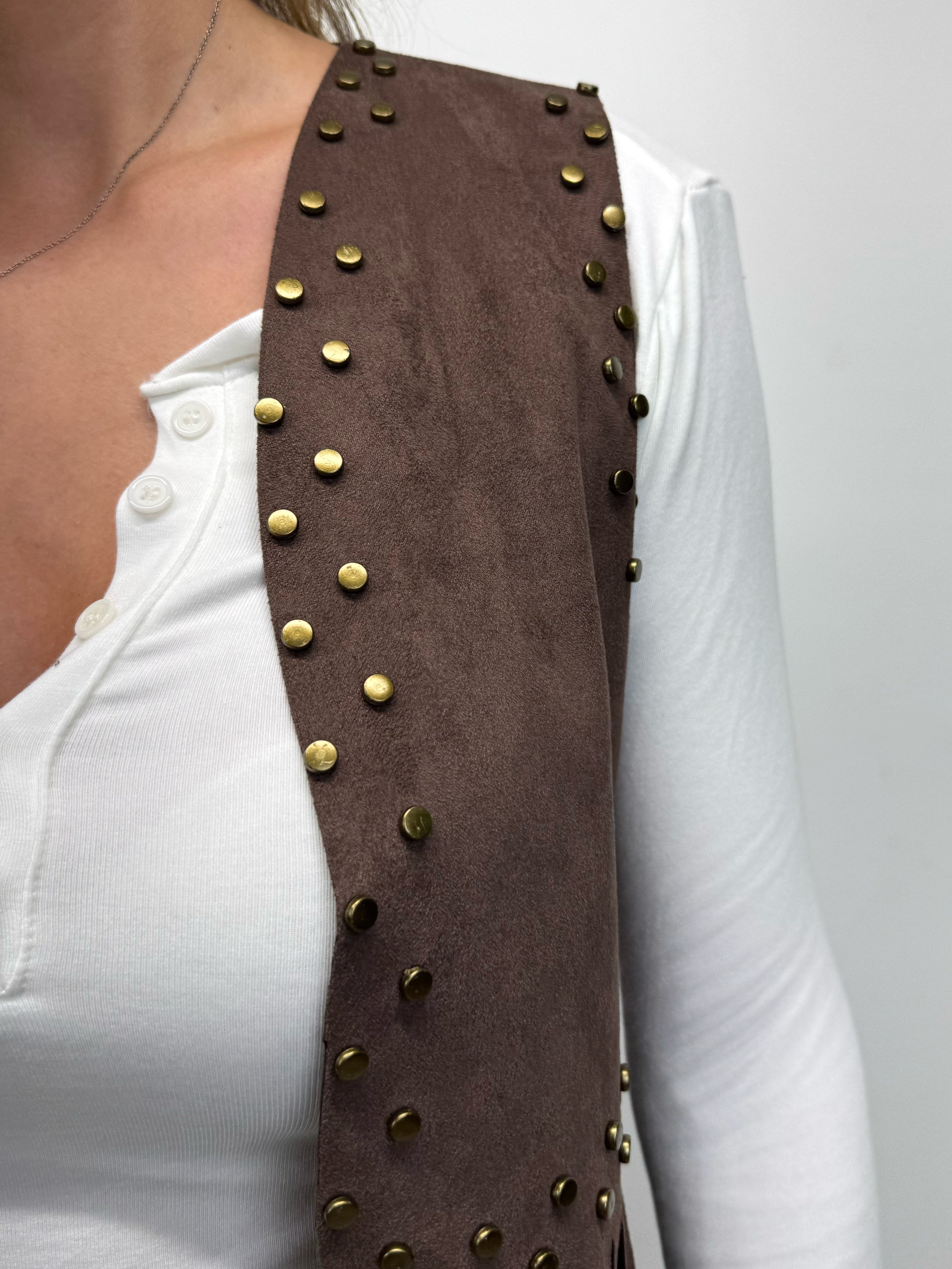 Gilet con frange e borchiette