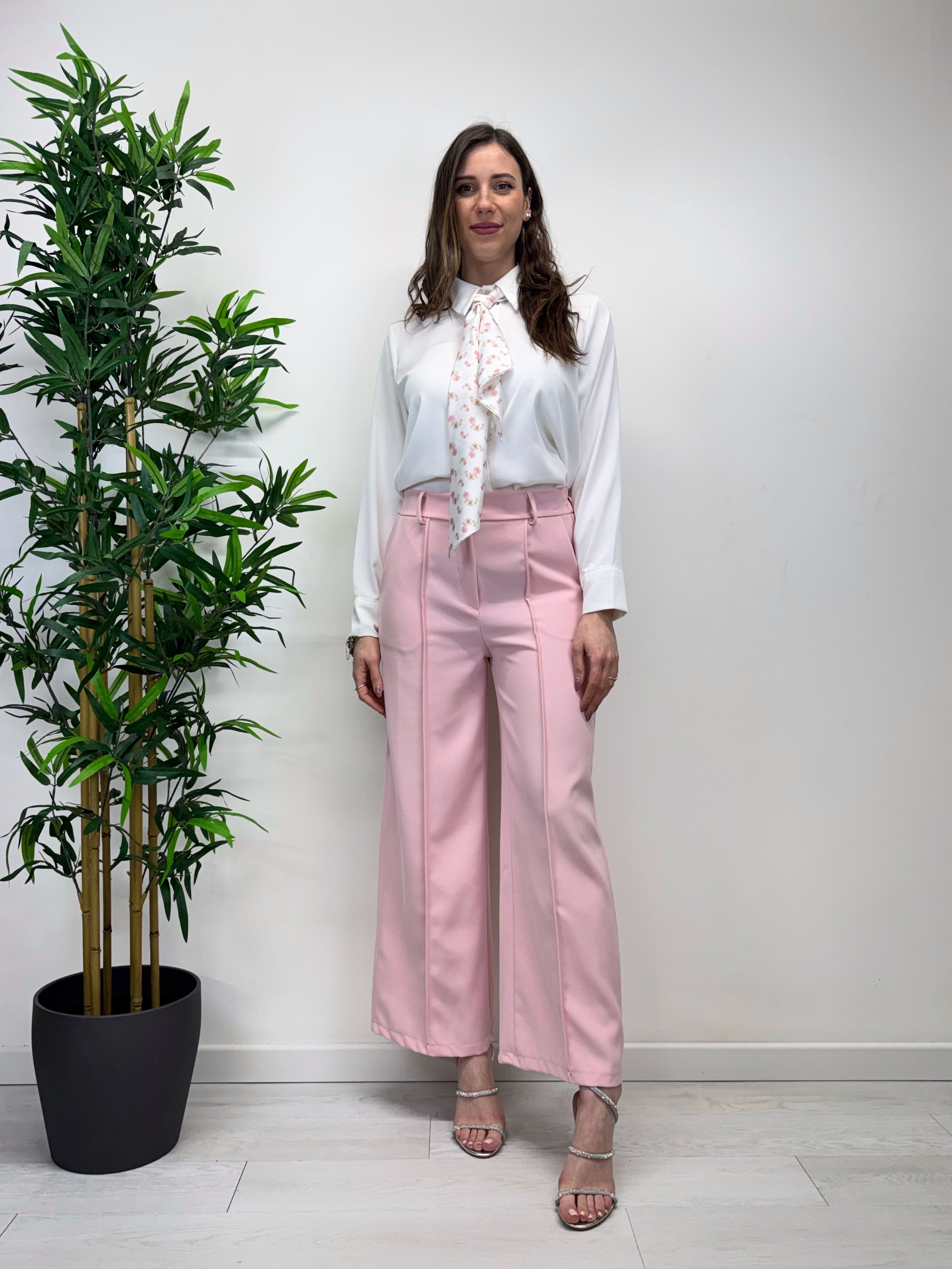 Camicia bianca con foulard