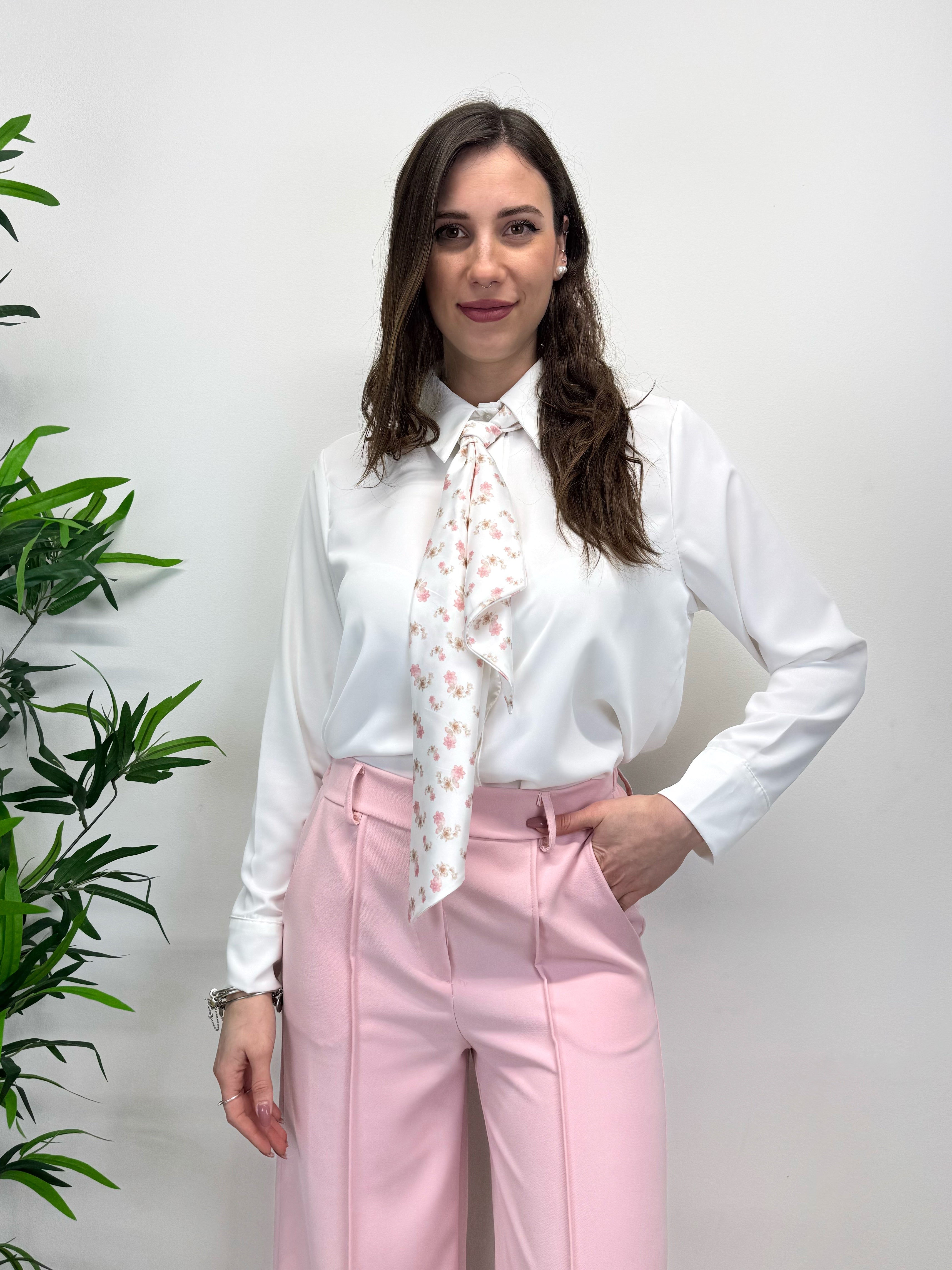 Camicia bianca con foulard