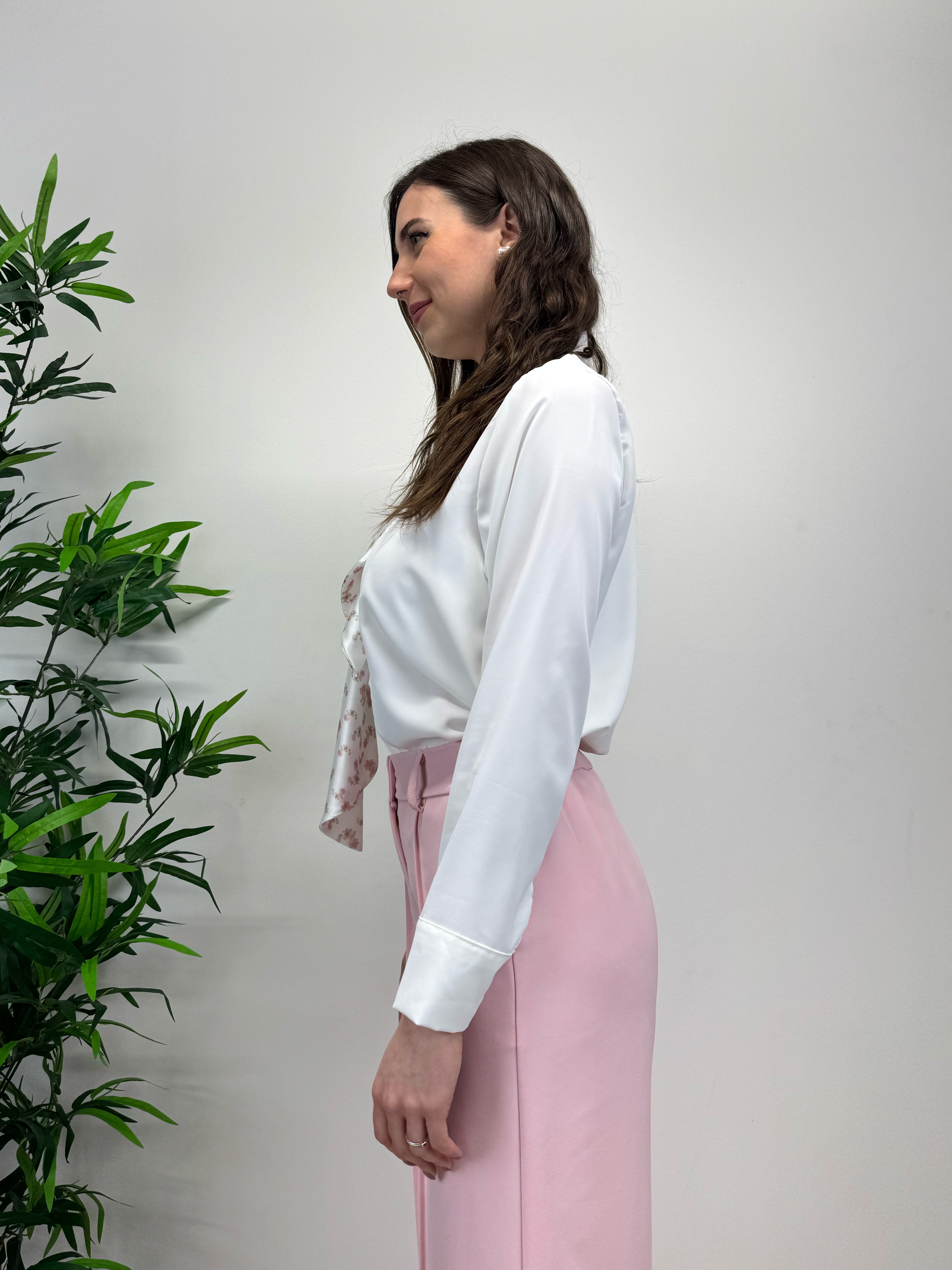 Camicia bianca con foulard