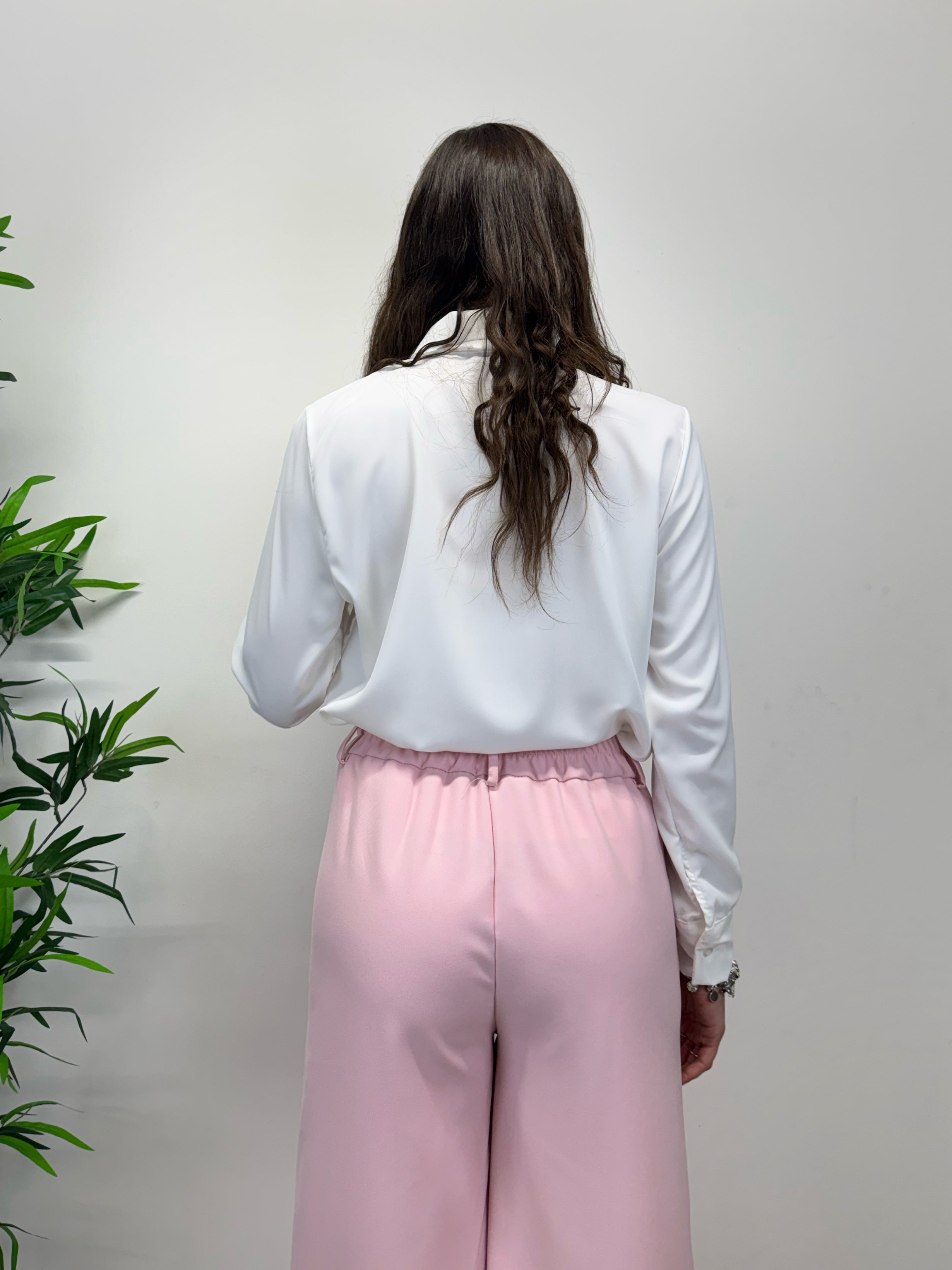 Camicia bianca con foulard