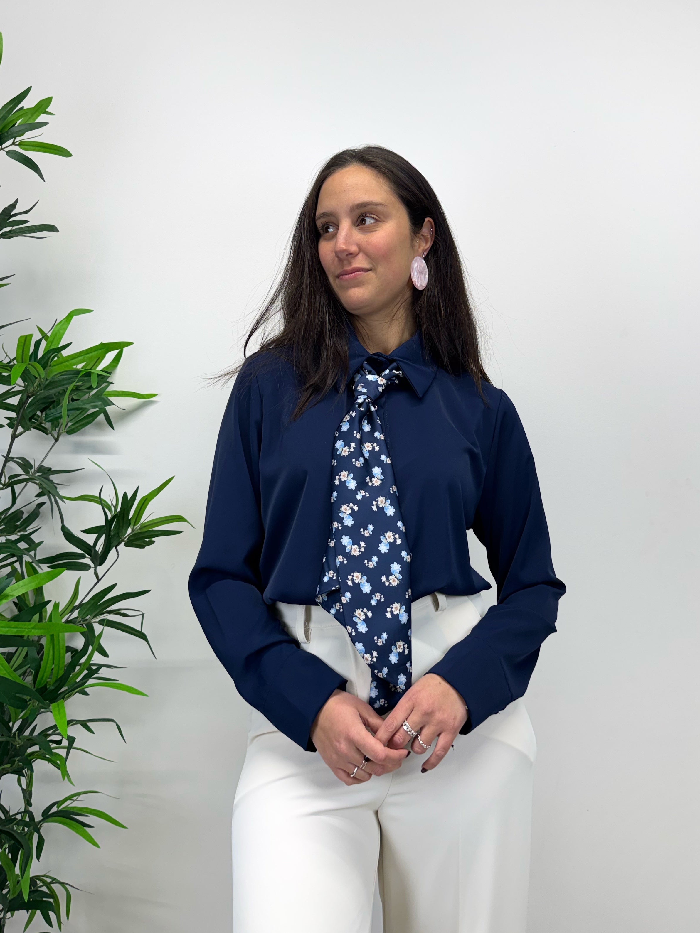 Camicia blu con foulard